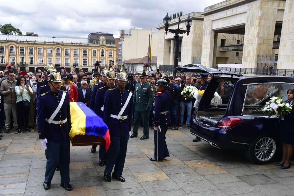 Féretro de Germán Vargas Lleras llegando a la Catedral Primada.