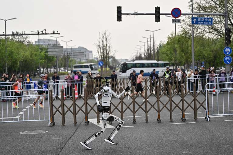 El crecimiento del evento también retrató el avance del sector: de poco más de una veintena de equipos participantes en 2025 se pasó a más de un centenar, señal del entusiasmo que hoy despierta la robótica en China.