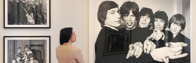  Fanáticos en una  exposición de arte donde se  conmemoraba  el aniversario número  50 de los Rolling Stones. /  AFP