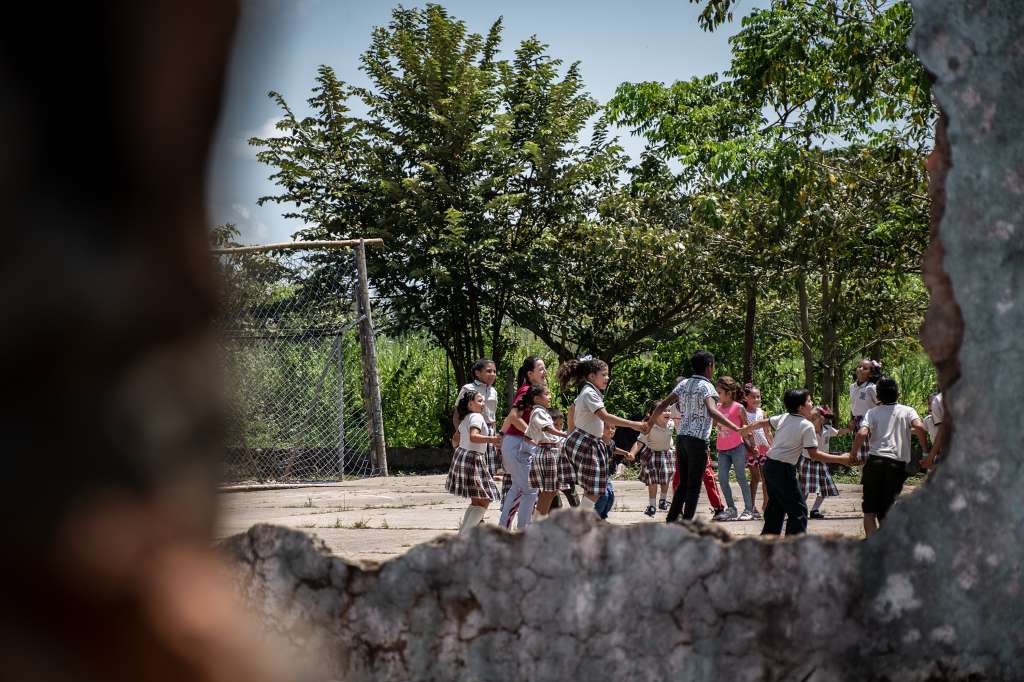 La sede educativa Brisas del Caranal está construida en medio de las ruinas de lo que fue un caserío de casi mil familias, sobre una de las vías que comunica Arauquita con Tame (Arauca).