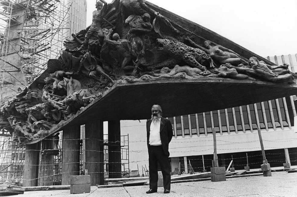 El escultor Rodrigo Arenas Betancourt (1919-1995), frente al ‘Monumento a la Raza’, en Medellín.