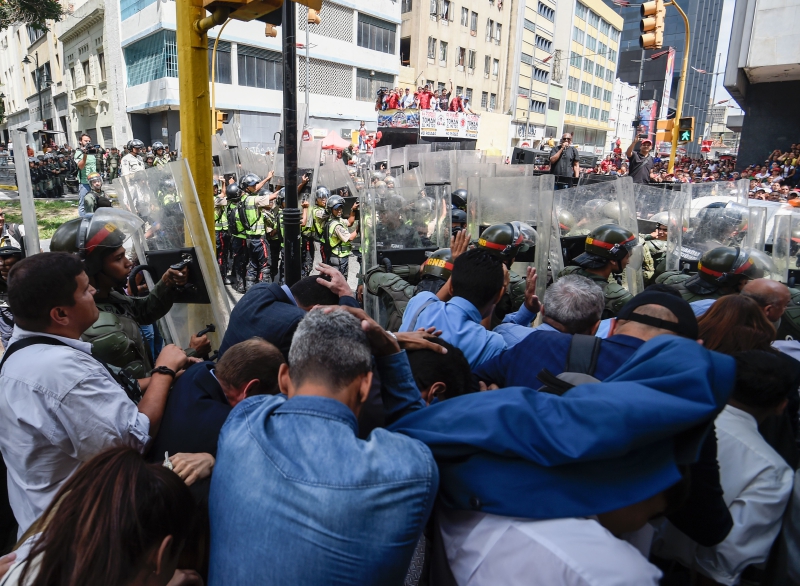 Enfrentamientos al frente del edificio de la Asamblea Nacional en Caracas. / AFP