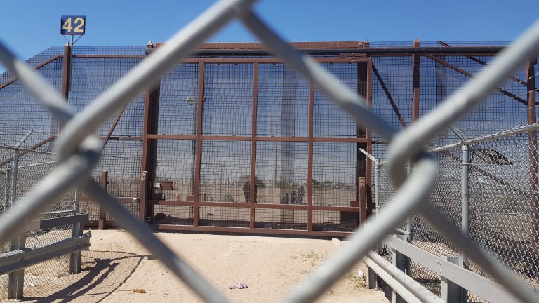 USA6907. EL PASO (TX, EEUU), 09/0572023.- Unas personas esperan en el lado mexicano frente a la puerta 42, hoy en la frontera estadounidense de El Paso, Texas (EE.UU.). Albergues, autoridades locales y la Cruz Roja han movilizado sus recursos en la frontera sur de Estados Unidos para seguir recibiendo aún más migrantes, que se espera que crucen la frontera desde México cuando se levante el próximo jueves el Título 42, una norma que permite su expulsión en caliente por motivos de salud pública. EFE/Jorge Fuentelsaz