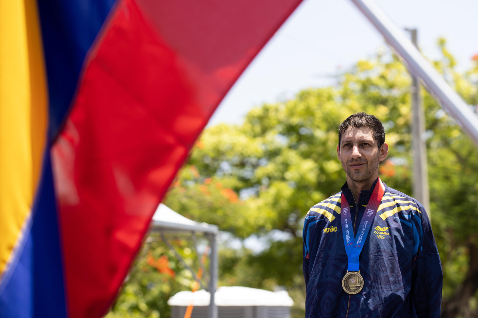 AME2776. SANTO DOMINGO (REPÚBLICA DOMINICANA), 25/07/2026.- Walter Vargas de Colombia reacciona al obtener la medalla de oro en la competencia Contrareloj individual masculina en Ciclismo ruta, durante los XXV Juegos Centroamericanos y del Caribe Santo Domingo 2026 este sábado, en Santo Domingo (República Dominicana). EFE/ Orlando Barría
