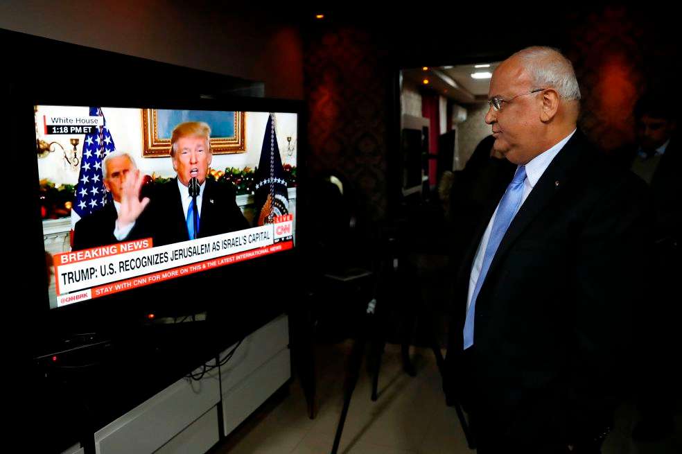 Saeb Erakat, jefe negociador palestino, sigue el discurso de Donald Trump en el que reconoció a Jerusalén como capital de Israel. / AFP