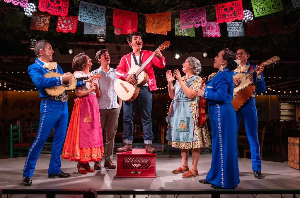 Miguel y su familia llevan a los huéspedes a un viaje colorido y lleno de música que celebra los preciados recuerdos familiares y la unión con un menú de cena festivo que ofrece un toque moderno a la comida tradicional mexicana.