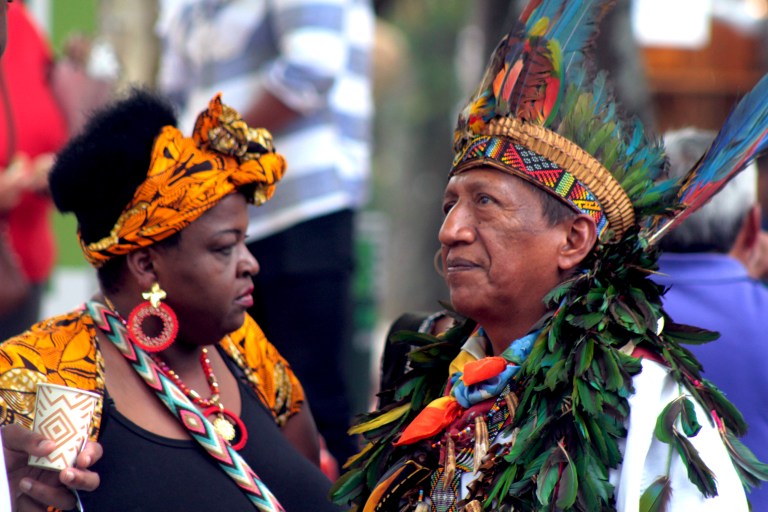 Líderes y defensoras ambientales tejen redes de apoyo, promueven el cuidado de la tierra y fortalecen una cultura de resistencia que permite que los pueblos y territorios se mantengan sus recursos y mitiguen los impactos del cambio climático.