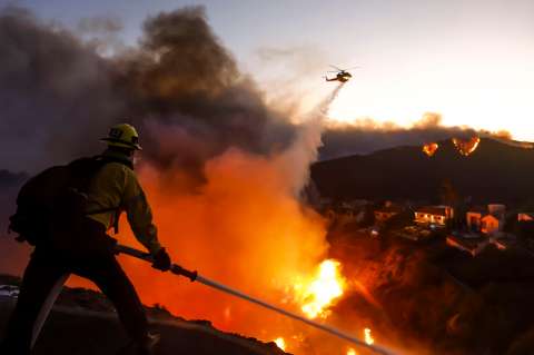 Incendio forestal obligó a evacuar más de 30.000 personas en Los Ángeles