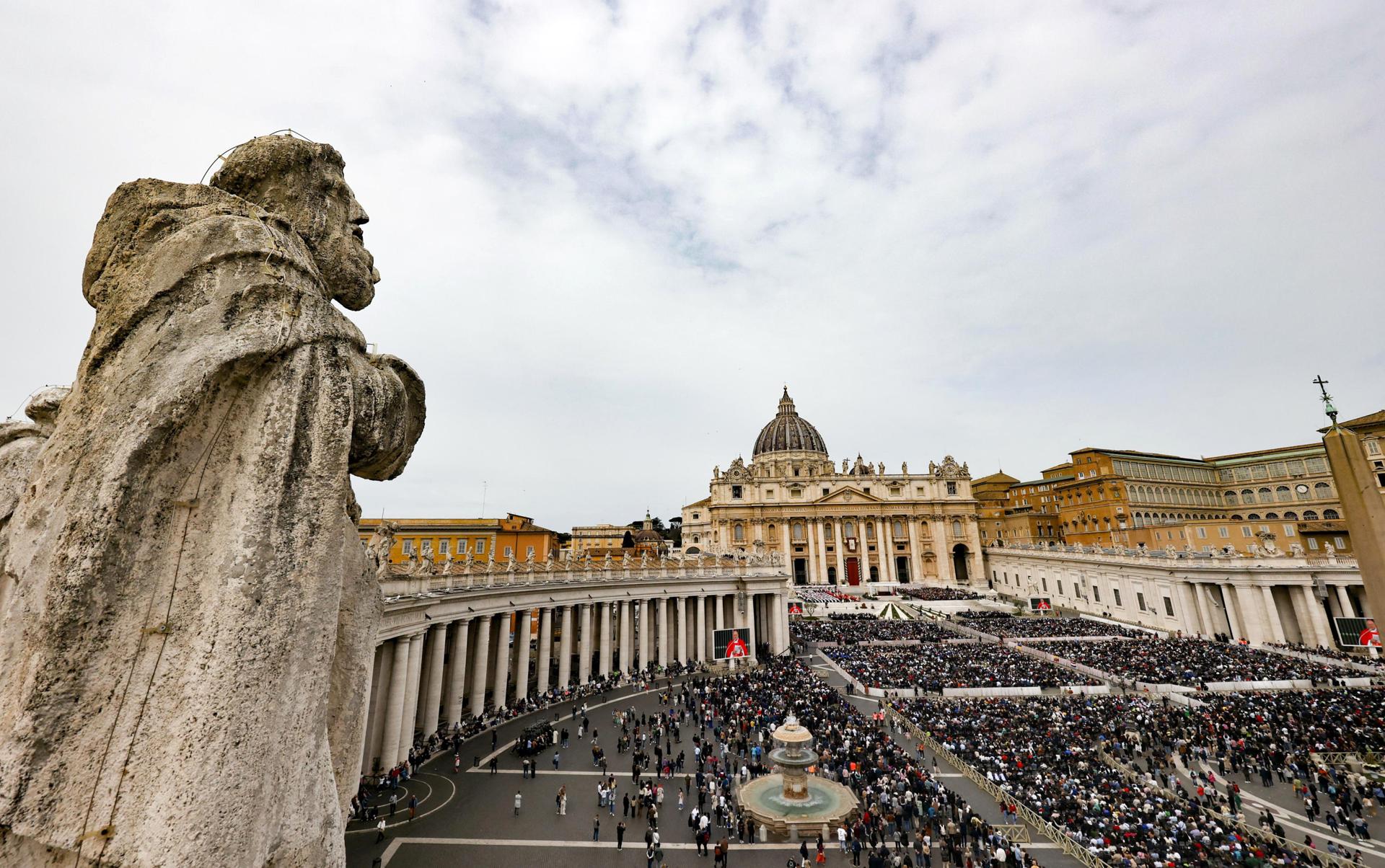 VATICAN CITY (Vatican City State (Holy See)), 13/04/2025.- Faithful attend the mass on Palm Sunday in St. Peter's Square at the Vatican, 13 April 2025. EFE/EPA/FABIO FRUSTACI