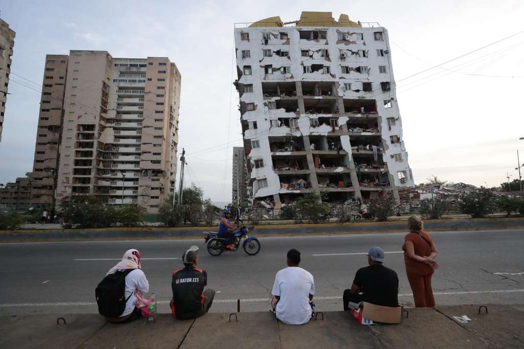 CATIA LA MAR (VENEZUELA), 25/06/2026.- Residentes observan uno de los bloques de viviendas dañados por los terremotos, en la localidad de Catia La Mar, en el estado costero de La Guaira (Venezuela) este jueves. EFE/ Ronald Pena R.