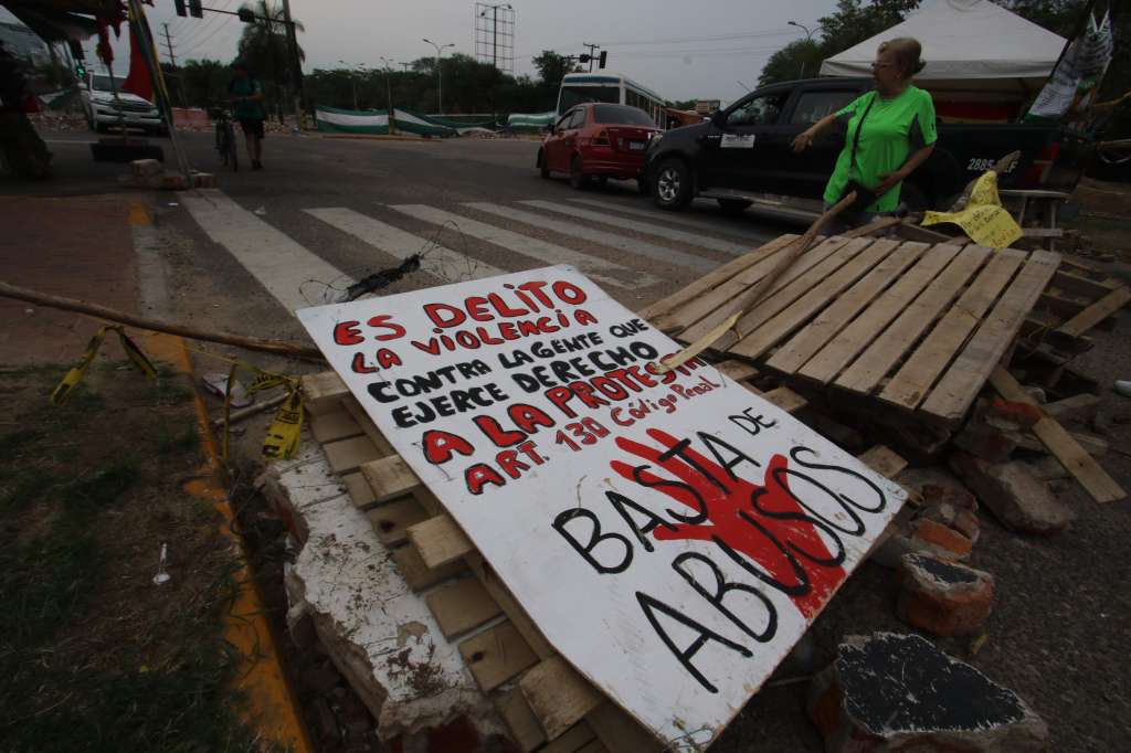 BOL07 SANTA CRUZ (BOLIVIA) 21/11/2022.- Personas bloquean hoy una vía en Santa Cruz (Bolivia). El departamento de Santa Cruz, la mayor región y motor económico de Bolivia, cumple este lunes 31 días de paro con medidas reforzadas mientras el debate sobre una ley del censo en el Parlamento se encuentra estancado. Esta jornada de paro se ha caracterizado por el refuerzo de los bloqueos en las principales calles y avenidas de la ciudad de Santa Cruz, luego de un par de días con cierta tolerancia que permitieron el abastecimiento de la población. EFE/Juan Carlos Torrejón