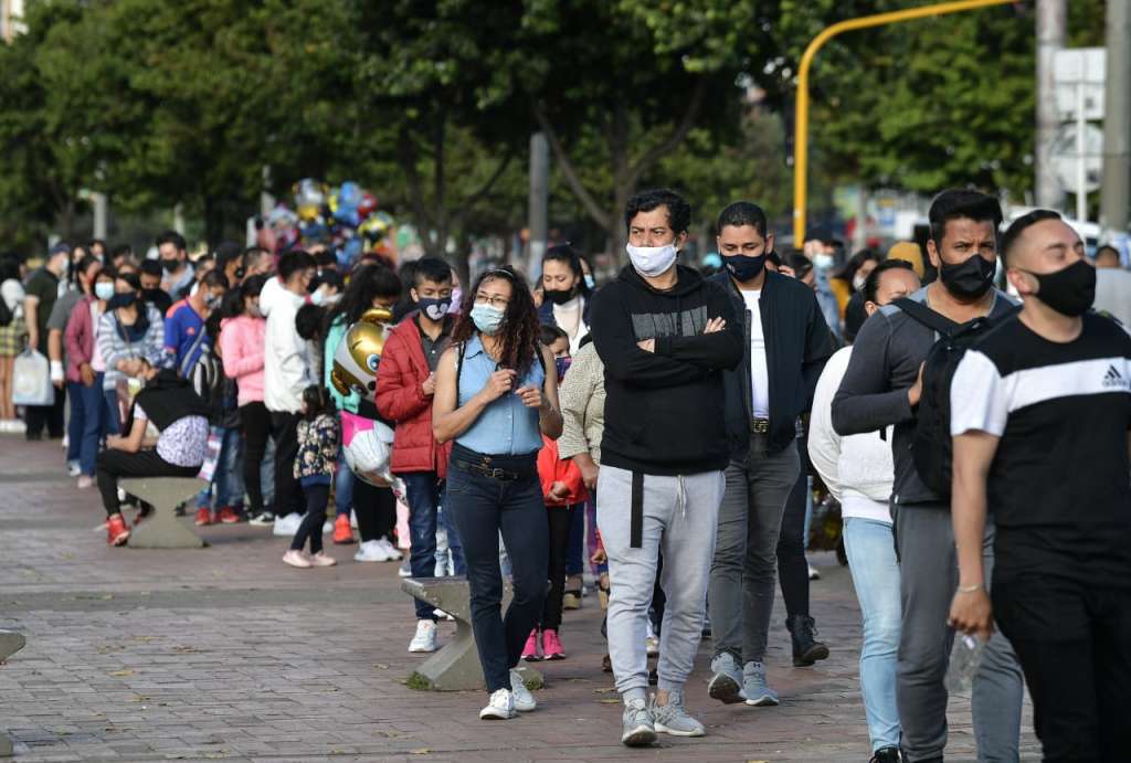 Aglomeraciones para la entrada a almacenes y centros comerciales de la capital.