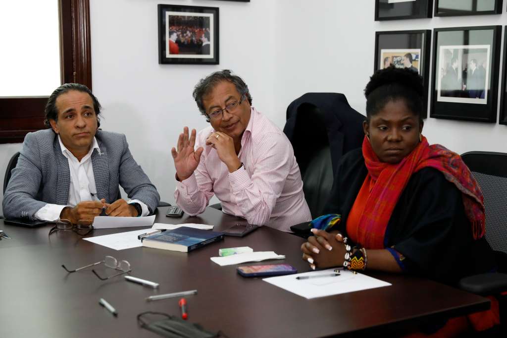 BOGOTÁ (COLOMBIA), 22/03/2022.- El candidato presidencial colombiano Gustavo Petro, la lideresa social y ambiental Francia Márquez, y el presidente del Polo Democrático Alternativo, Alexander López (i), participan hoy en una reunión con otros miembros de la coalición Pacto Histórico, en Bogotá (Colombia). Petro, uno de los candidatos a ocupar la Presidencia de Colombia en las elecciones del próximo 29 de mayo en Colombia, se reúne este martes con integrantes de su colectividad para elegir su fórmula vicepresidencial. EFE/ Carlos Ortega