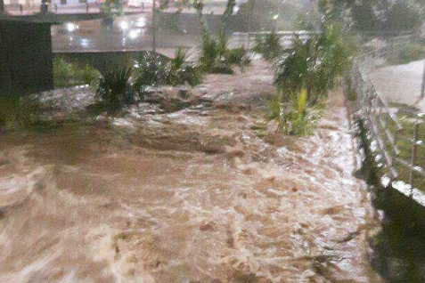 Las fuertes lluvias en la capital del Meta han provocaron inundaciones en 25 barrios y el desbordamiento de algunos caños en Villavicencio. / Cortesía/Periódico del Meta.