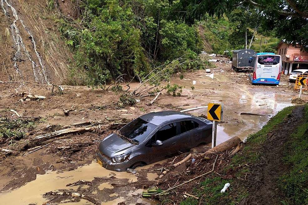 Colombia se encuentra desde el pasado 16 de septiembre atravesando por la segunda temporada de lluvias la cual se extenderá hasta mediados de diciembre, además está presente el fenómeno La Niña, lo que acrecienta las precipitaciones en gran parte de las regiones del país, aunado también a que el 2020 ha tenido la temporada de ciclones tropicales más activa en los últimos 50 años.