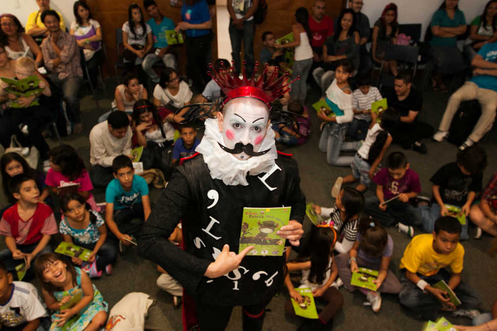 Don Quijote de la Mancha rodeado de niños, en una de las sesiones de la Fiesta del Libro de Medellín. / Julián Roldán