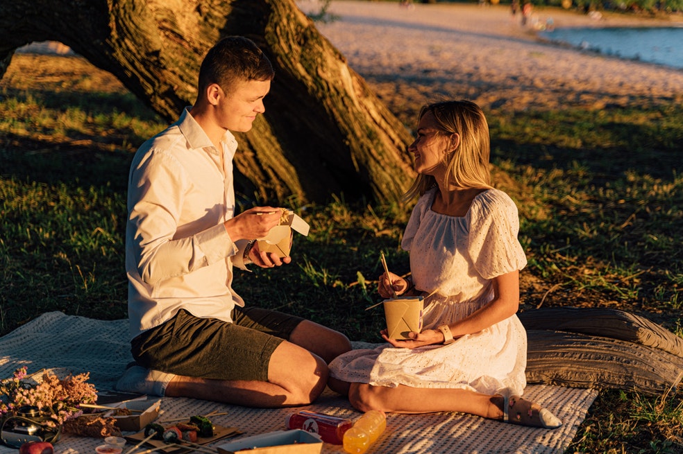 Tauro:
Saben encontrar el punto exacto de romanticismo. Si bien pueden llegar a ser celosos, los Tauro son personas que se dedican en cuerpo y alma a sus parejas. Disfrutan del tiempo con ellas y harán que cada momento sea especial.
Aunque las relaciones son de dos, los Tauro ponen mucho más de su parte para que el romance no se extinga y así ir construyendo la estabilidad en pareja. Con su círculo más cercano, las personas de este signo invertirán su energía para que siempre haya armonía y alegría.