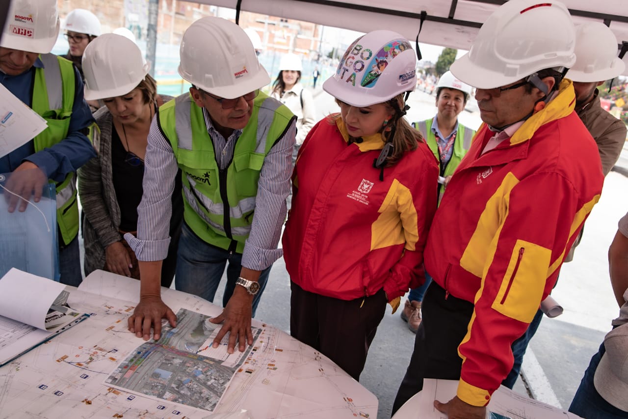 La demolición de la infraestructura se realiza con el objetivo de construir dos nuevos puentes que servirán de ruta alimentadora de la primera línea del Metro de Bogotá.