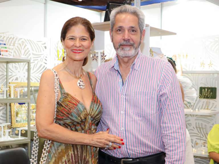 La abogada y especialista en Derecho Comercial, Claudia Fadul, junto al director artístico Eduardo Jasbon disfrutaron de la edición 2023 de la Feria Farex.