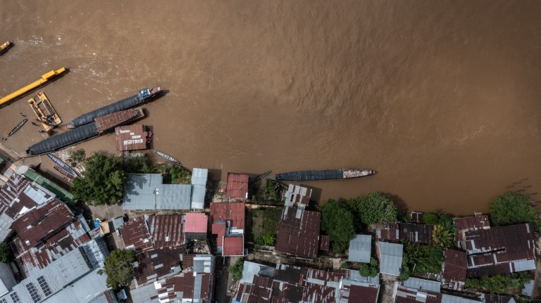 Así, las comunidades viven en comunión con elementos como el agua, que ocupa un lugar central en sus vidas físicas y espirituales; y en las que los ríos mismos cuentan historias.