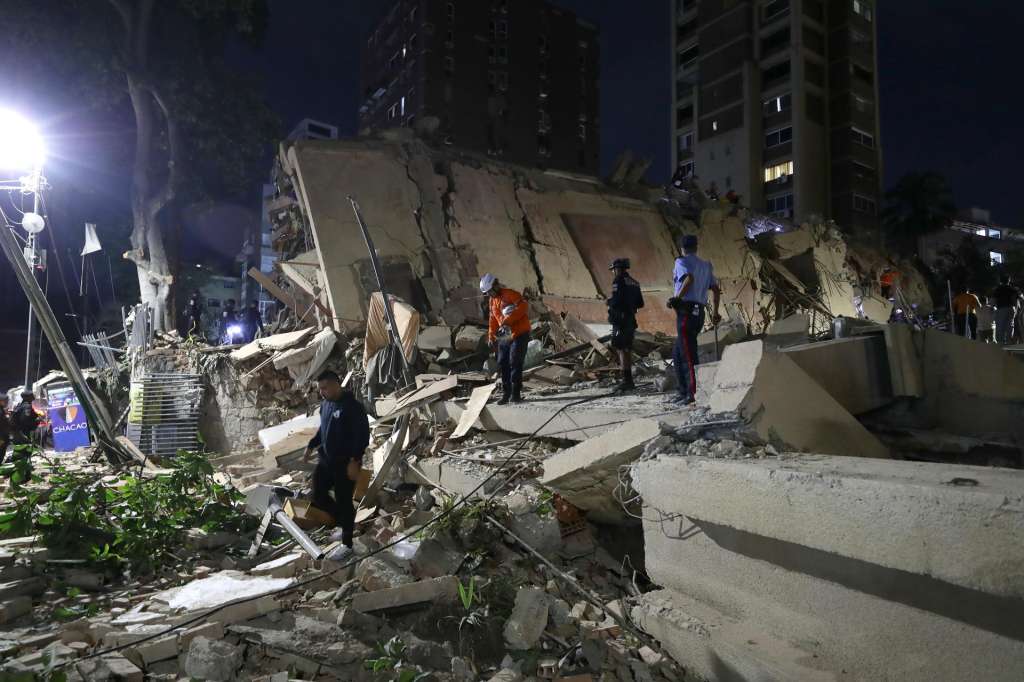 AME4089. CARACAS (VENEZUELA), 24/06/2026.- Integrantes de cuerpos de emergencia buscan víctimas este miércoles, luego de dos fuertes terremotos sacudieron el Caribe venezolano en Caracas (Venezuela). El evento principal fue un sismo de magnitud 7,5, informó el sistema oficial de alerta de tsunamis de Estados Unidos. EFE/ Ronald Peña R.