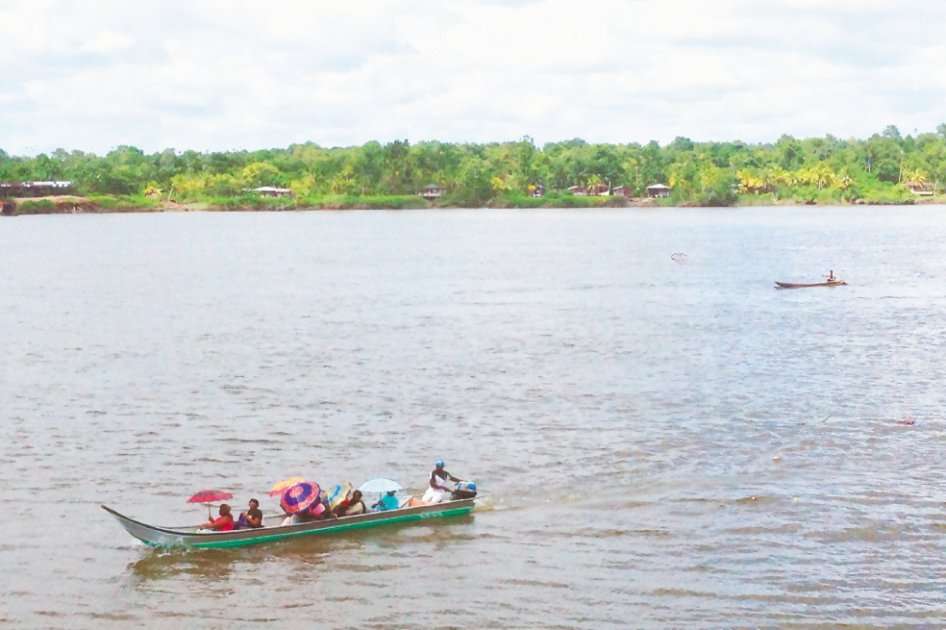 Varias comunidades ubicadas a orillas del río Guapi se han desplazado hacia el casco urbano, desde el operativo contra las Farc el 21 de mayo. /Daniel Salgar
