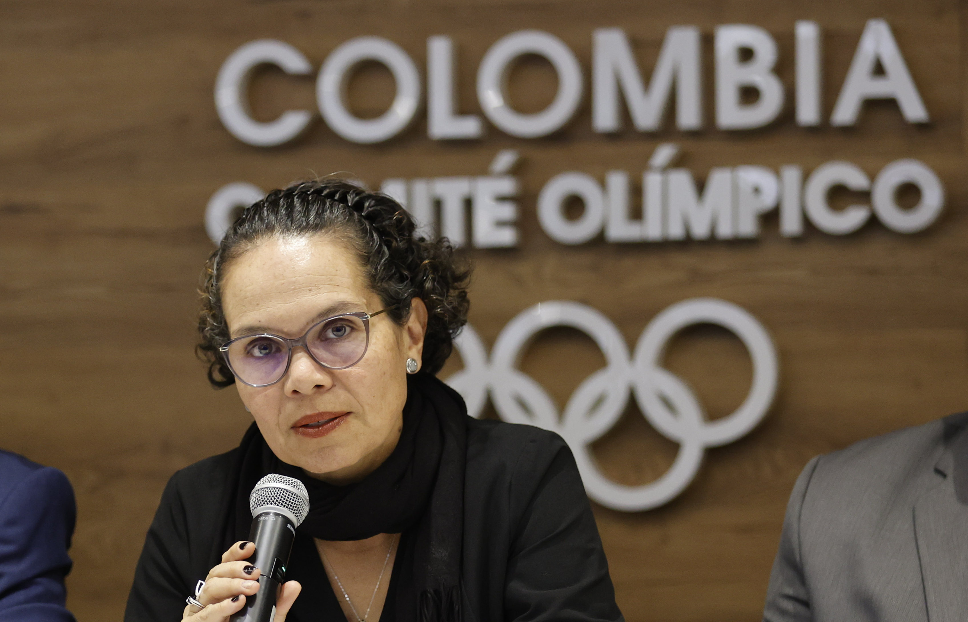 AME5143. BARRANQUILLA (COLOMBIA), 07/11/2023.- La ministra colombiana del Deporte, Astrid Bibiana Rodríguez, habla durante la instalación del Comité Ejecutivo de los XX Juegos Panamericanos y los VIII Parapanamericanos de 2027, hoy, en Barranquilla (Colombia). Con la instalación del comité, Colombia inició este martes su camino para las justas en las que el país busca brillar en el medallero y dejar infraestructura deportiva en las sede y subsedes. El presidente del Comité Olímpico Colombiano, Ciro Solano, presente en el acto, estimó que en el país competirán unos 7.000 atletas y que hasta el momento la sede de los Juegos es Barranquilla, pero que el Gobierno colombiano quiere vincular a otras ciudades del Caribe para que sean subsedes. EFE/ Mauricio Dueñas Castañeda