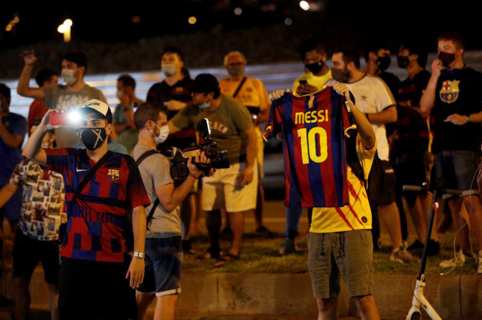 Decenas de personas participan en una concentración frente a las oficinas del Camp Nou pidiendo dimisión del presidente del club Josep María Bartomeu