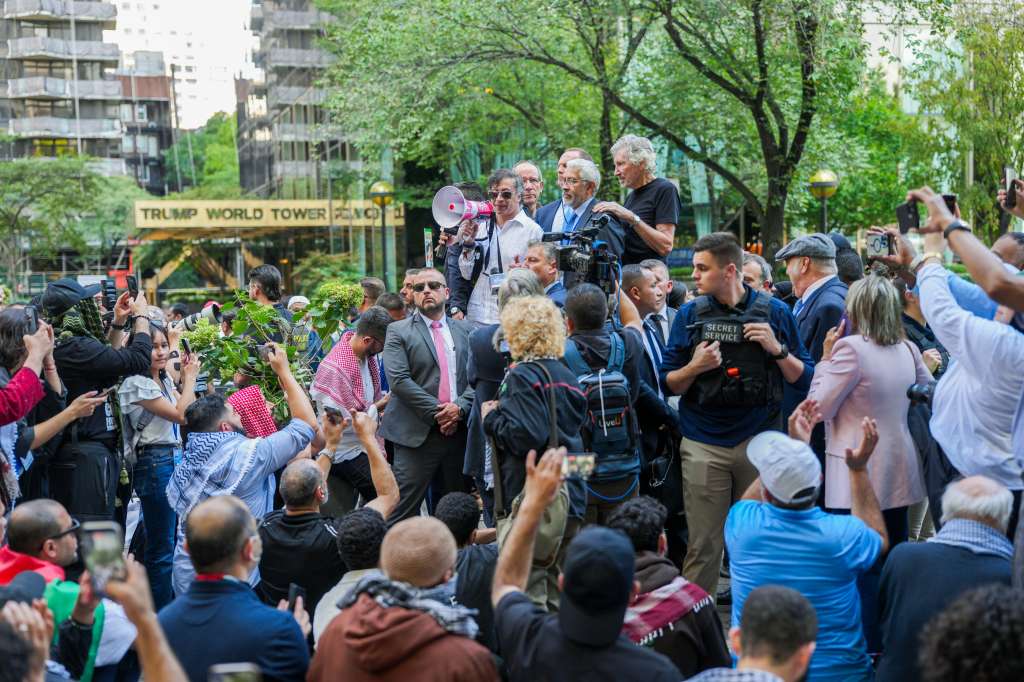 El presidente Gustavo Petro, junto al cantante Roger Waters, asistió el viernes en Nueva York a una manifestación a favor de Palestina. Ahí le pidió al Ejército de Estados Unidos desobedecer a la Casa Blanca.