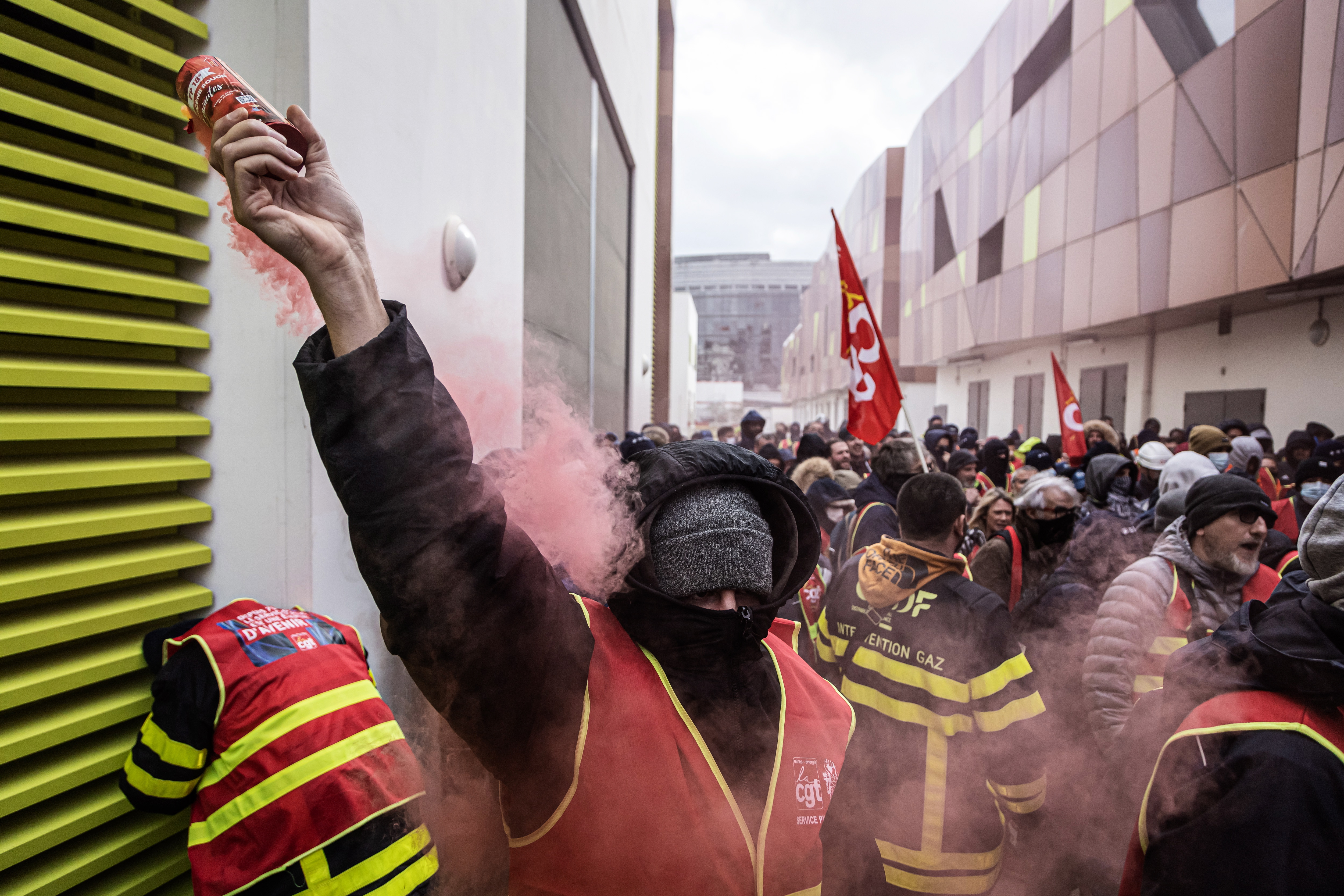 Paris (France), 09/03/2023.- Members of the General Confederation of Labour (CGT) union occupy an electricity distribution plant of the French national energy group EDF, during a new day of protests against the French government's planned reform of the pension system, in Saint Denis, France, 09 March 2023. Workers' Force (FO) and General Confederation of Labour (CGT) union members cut power in some areas of northern Paris'Äô Saint Denis district. Electricity was temporarily cut off at the 2024 Olympic Games construction site and the Stade de France. Protests continue across the country due to the French government's plan to delay the minimum retirement age from 62 to 64 by 2030. (Protestas, Francia) EFE/EPA/CHRISTOPHE PETIT TESSON