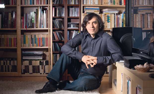 "Su primer libro Fauri, vitrine, diamante (“Forjar, escaparates, diamantes”) fue premiado en 1980 por la Unión de Escritores de Rumania, lo que significó una buena premisa para un comienzo de carrera".