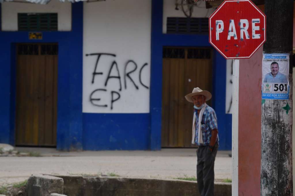 En las paredes de Saravena se ven grafitis de las Farc-EP o el Eln
