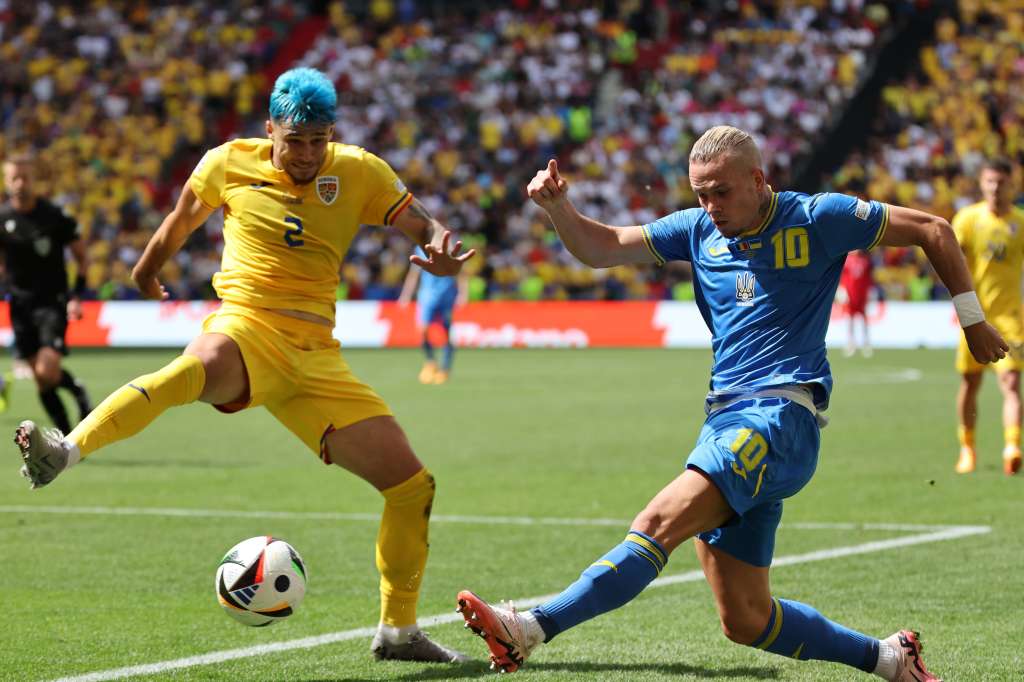 Munich (Germany), 17/06/2024.- Mykhaylo Mudryk of Ukraine (R) in action against Andrei Ratiu of Romania during the UEFA EURO 2024 Group E soccer match between Romania and Ukraine, in Munich, Germany, 17 June 2024. (Alemania, Rumanía, Ucrania) EFE/EPA/MOHAMED MESSARA