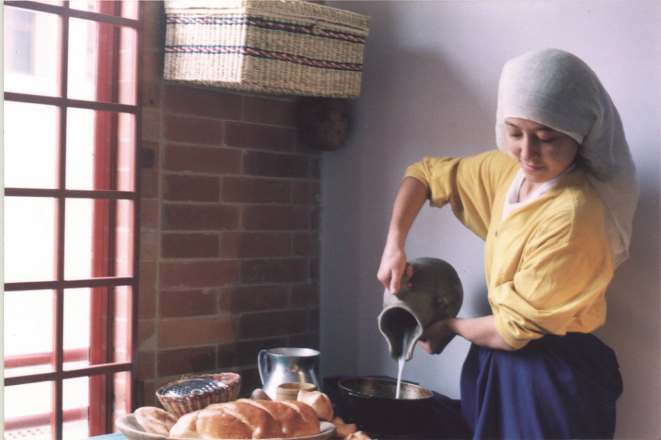 "La lechera".Fotografía análoga, impresión digital sobre tela 2003. / Foto: Archivo privado Ximena Velásquez.