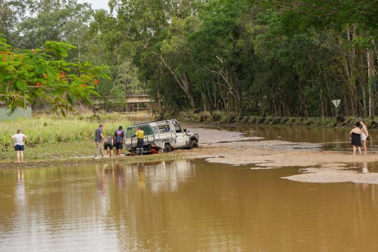 Cairns (Australia), 18/12/2023.- People attempt to rescue a vehicle bogged in mud from the receding floodwaters in Cairns, Queensland, Australia, 18 December 2023. Residents in far north Queensland are bracing for more rain and further significant flooding. EFE/EPA/NUNO AVENDANO AUSTRALIA AND NEW ZEALAND OUT