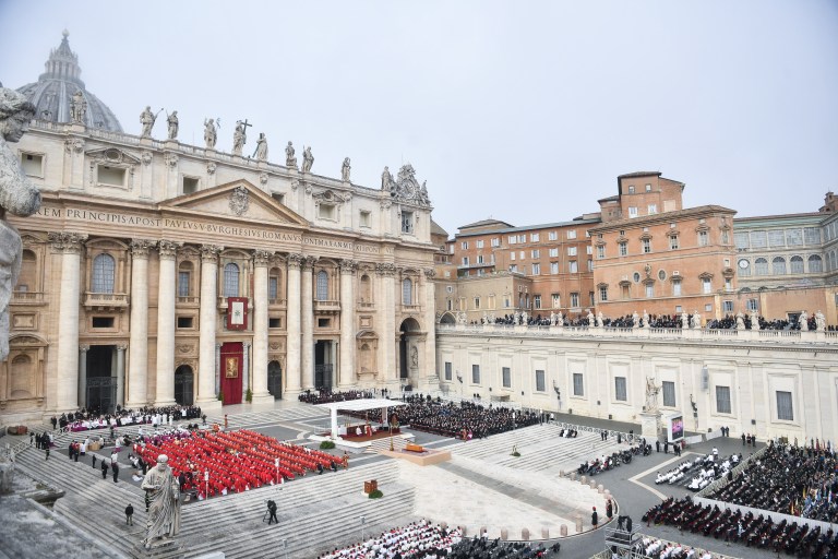 El funeral del papa emérito, quien murió a los 95 años el sábado 31 de diciembre, se llevó a cabo tras tres días de velación en los que más de 200.000 personas visitaron los restos mortales de Benedicto XVI.