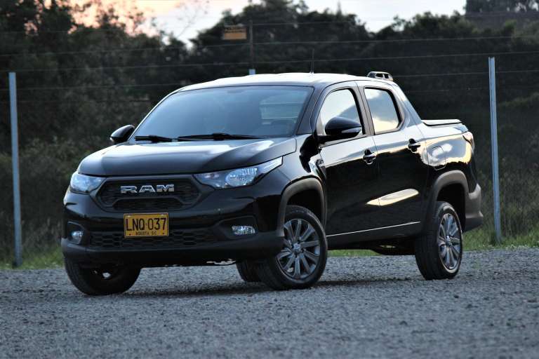 Las Ram 700 Bighorn manual y doble cabina que se vende en Colombia cuenta con un motor Fire 1.4 litros, capaz de generar hasta 84 caballos de potencia y un torque máximo de 122 Nm.
