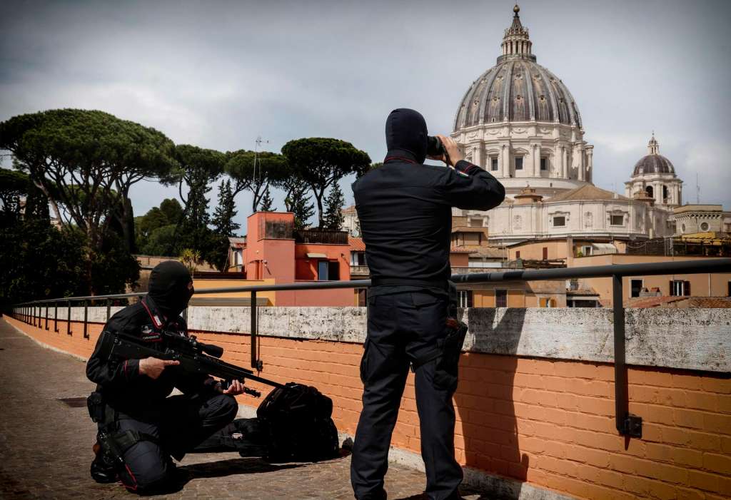 Rome (Italy), 23/04/2025.- Italian Carabinieri snipers on guard duty near the Vatican City in the context of the anti-terrorist security plan for Pope Francis' funeral, in Rome, Italy, 23 April 2025. Faithfull and well-wishers will be able pay their respects to the spiritual leader, who died on 21 April 2025, aged 88, until his funeral on 26 April in the plaza in front of the basilica. (Papa, Italia, Roma) EFE/EPA/GIUSEPPE LAMI