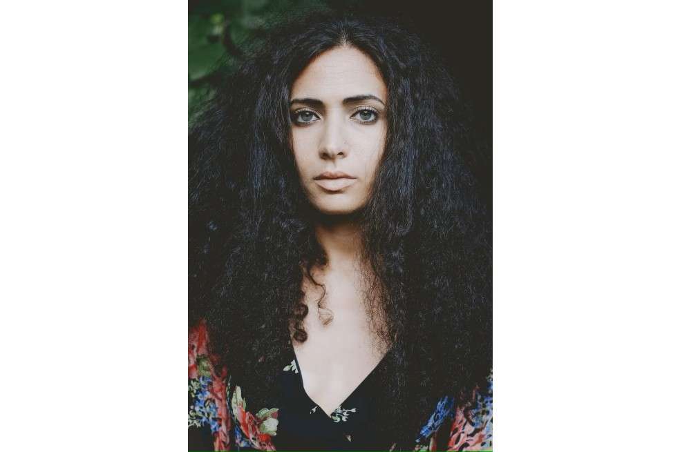 Hala Alyan ha publicado las novelas Salt Houses y The Arsonists’ City, además de cuatro colecciones galardonadas de poesía. Su trabajo ha sido publicado por The New Yorker, Academy of American Poets, Lit Hub, The New York Times Book Review y Guernica. Actualmente vive en Brooklyn, donde trabaja como psicóloga clínica.