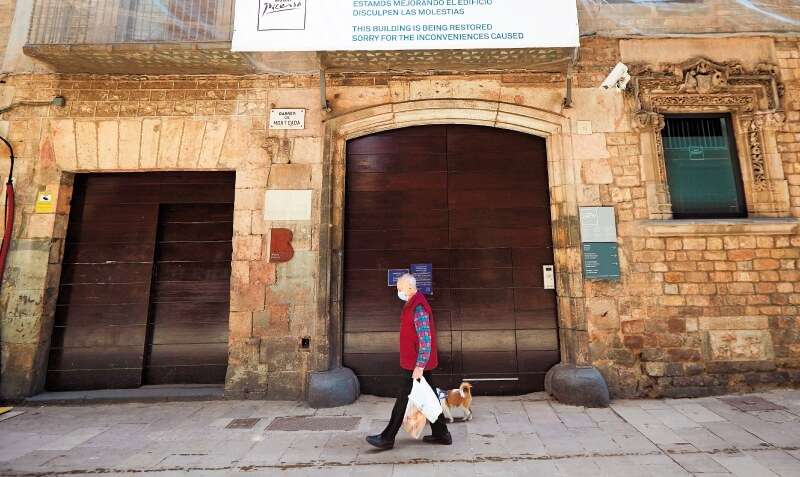  Un hombre camina frente  al Museo Picasso de Barcelona, que permanece cerrado desde marzo. / EFE