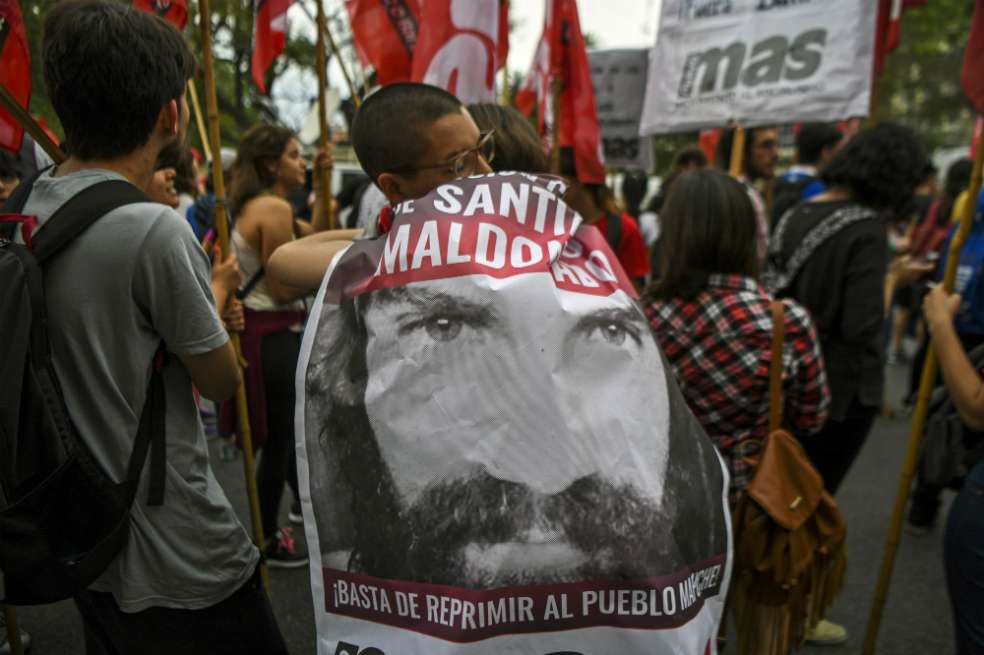 Desde que desapareció hace 79 días, cientos de personas han salido a las calles para exigir conocer el paradero de Santiago Maldonado. / AFP