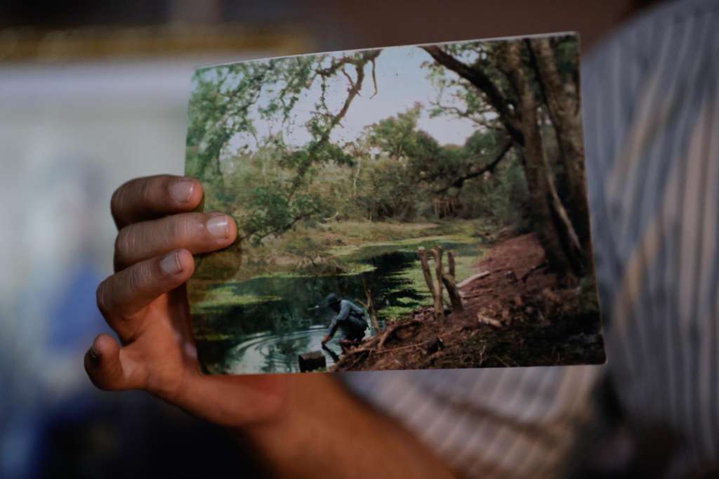 AME7733. ASUNCIÓN (PARAGUAY), 22/06/2025.- El diseñador gráfico Hugo Gunsett sostiene una fotografía durante una entrevista con EFE este miércoles, en Asunción (Paraguay). La inexistencia de fotografías a color de la Guerra del Chaco entre Paraguay y Bolivia (1932-1935) motivó a Gunsett a colorear las imágenes en blanco y negro que encontró en internet y en archivos públicos. EFE/ Juan Pablo Pino
