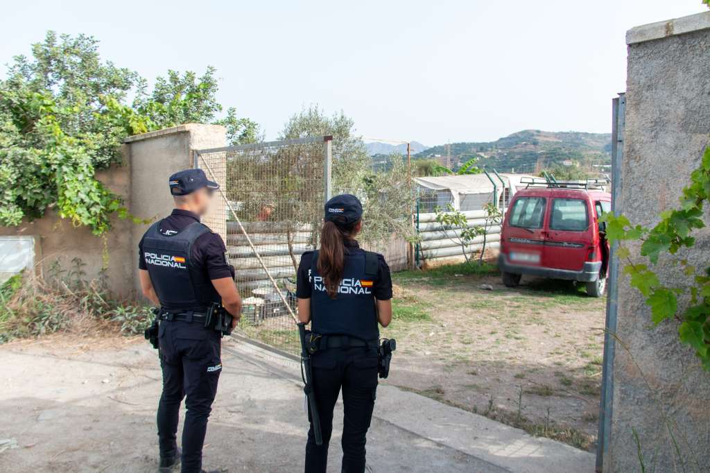 GRANADA, 19/07/2024.- Agentes de la policía en el lugar donde una mujer de 51 años, ha sido hallada muerta con signos de violencia este jueves en Motril (Granada). La mujer fue localizada en el interior de una caravana ubicada en un cortijo de la localidad costera. EFE/ Alba Feixas