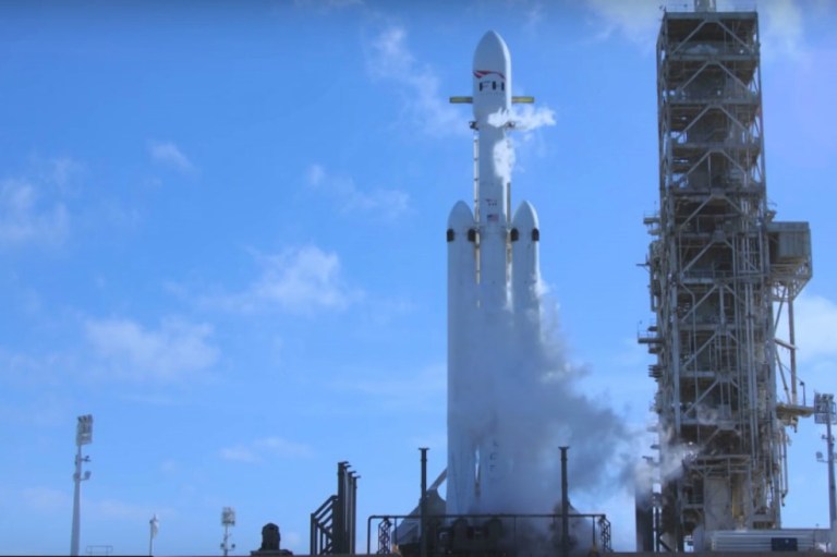 Elon Musk lanza dos de sus 12 mil satélites con los que quiere darle Internet a todo el planeta
