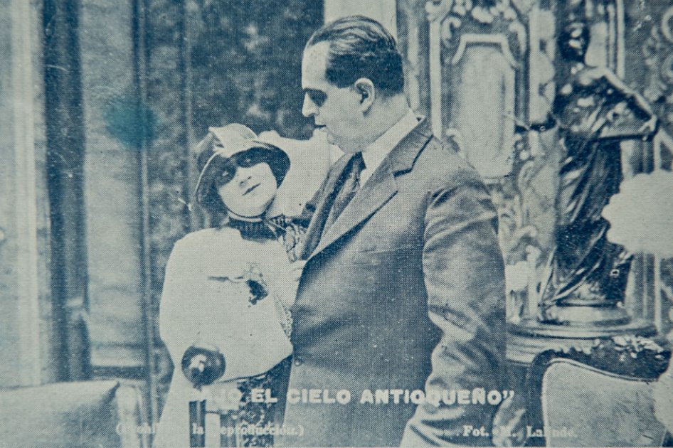 Fotograma de la película “Bajo el cielo antioqueño” (1925), dir. Arturo Acevedo Vallarino, Compañía Filmadora de Medellín. En la imagen, doña Alicia Arango de Mejía y don Gonzalo Mejía. / Archivo “Cromos”, ed. 10 octubre de 1925.