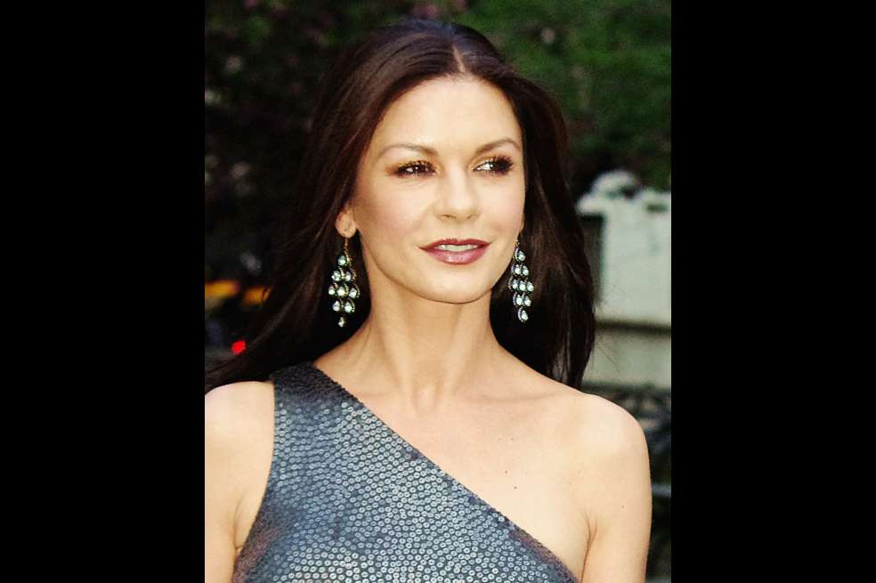 Catherine Zetas- Jones: En 2010, la ganadora del Premio Óscar por su papel de Velma Kelly en la cinta “Chicago” fue nombrada Dama Comendadora de la Orden del Imperio Británico (DBE). (David Shankbone)
