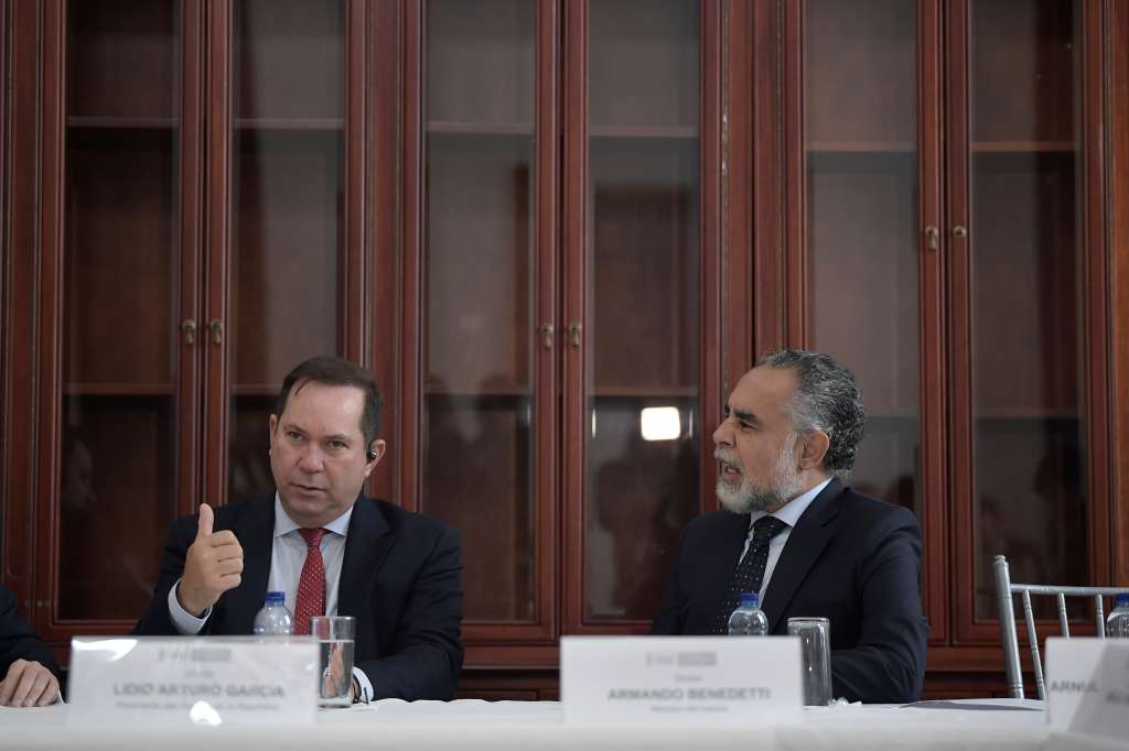 Javier Andres Baquero Maldonado, viceministro del Ministerio de Defensa Nacional; Lidio García Turbay, presidente del Senado y Armando Alberto Benedetti, ministro del Interior, en la reunión entre el gobierno y el congreso para trazar rutas de protección que frenen los ataques a líderes políticos de cara a las elecciones 2026.