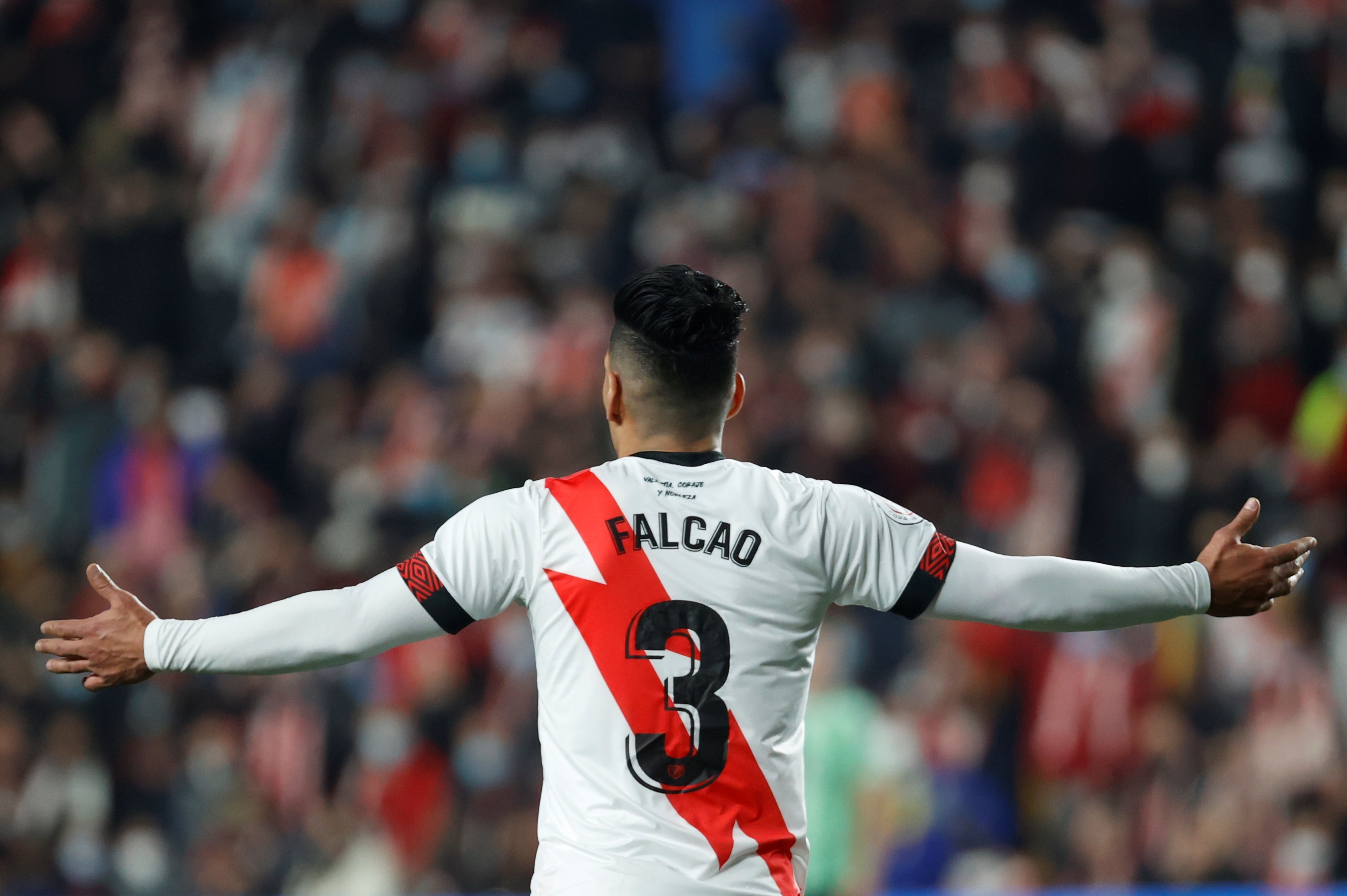GRAF4825. MADRID, 09/02/2022.- El delantero colombiano del Rayo Vallecano, Radamel Falcao, durante el encuentro correspondiente a la ida de las semifinales de la Copa del Rey que Rayo Vallecano y Betis disputan hoy miércoles en el estadio de Vallecas, en Madrid. EFE/SEBASTIAN MARISCAL