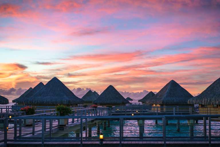 Un atardecer de Bora Bora: Ubicada en el Pacífico Sur, en la Polinesia Francesa, esta pequeña isla de 29,3 kilómetros cuadrados rodeada de coral se ha convertido en el destino perfecto para aquellos que buscan un destino en el que disfrutar de los besos del modo más exótico posible. La zona central es un volcán extinto al que rodea una laguna que queda separada por un arrecife. Ante semejante espectáculo, no es de extrañar que los cruceros al atardecer con cena y las actividades de aventura acaben en beso.