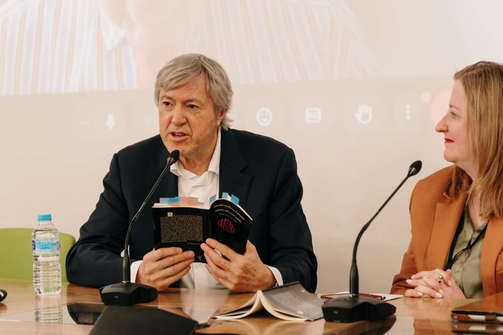El escritor argentino Alejandro G. Roemmers fue galardonado con el Premio Internacional de Literatura "Gustavo Adolfo Bécquer" en 2008.